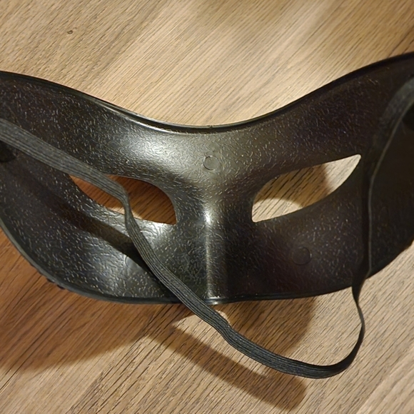 Luxurious Black Mascarade Mask - Picture 3 of 3